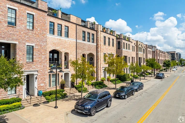 A row of apartment buildings and neighborhood street in downtown Dallas, TX.